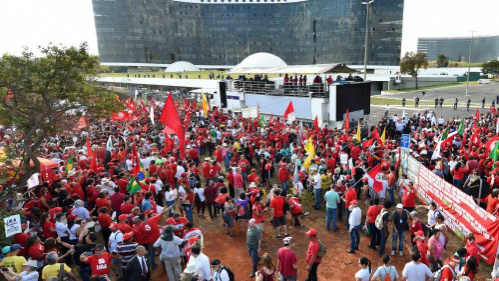 Miles de personas llegaron a la sede del Supremo Tribunal