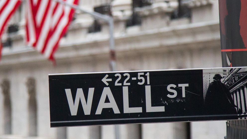 El impacto global llegó al mercado local y subieron dólar y riesgo país