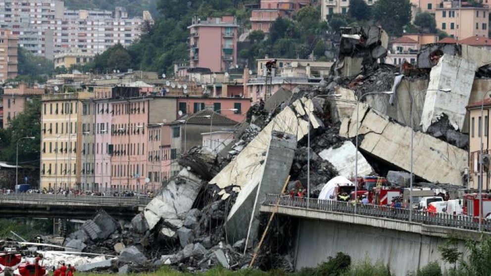 Se derrumbó un puente en Génova y dejó al menos 35 muertos