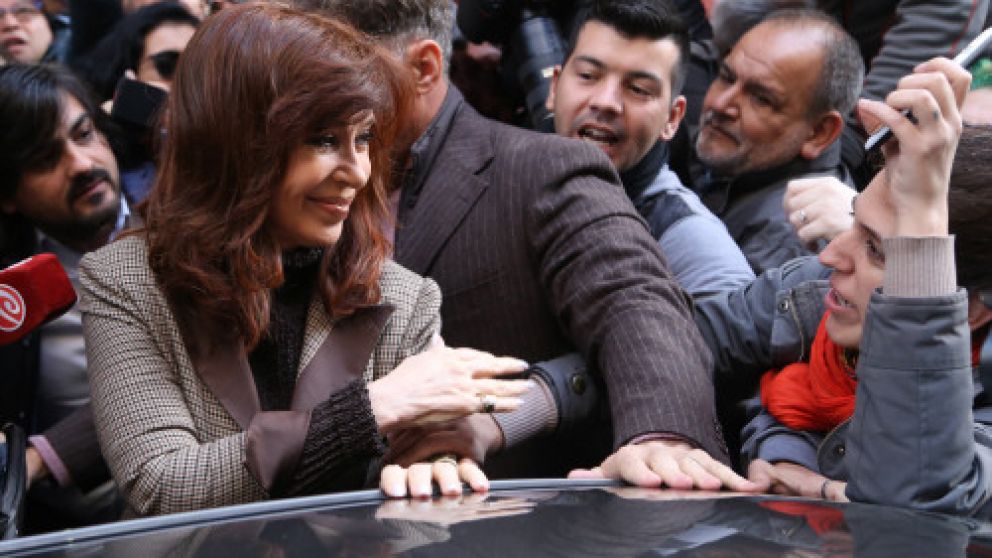 Cristina es saludada por un militante en las afueras de Comodoro Py