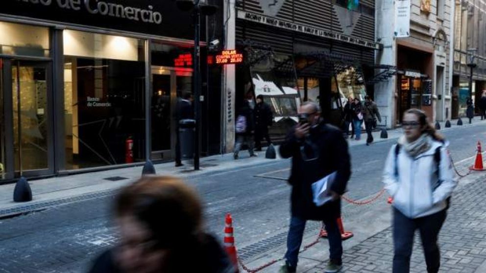 Más de la mitad de los porteños no cree que el Gobierno logre controlar el dólar