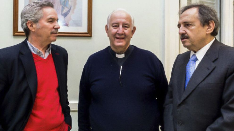 Alfonsín y Solá, junto al presbítero Accaputo