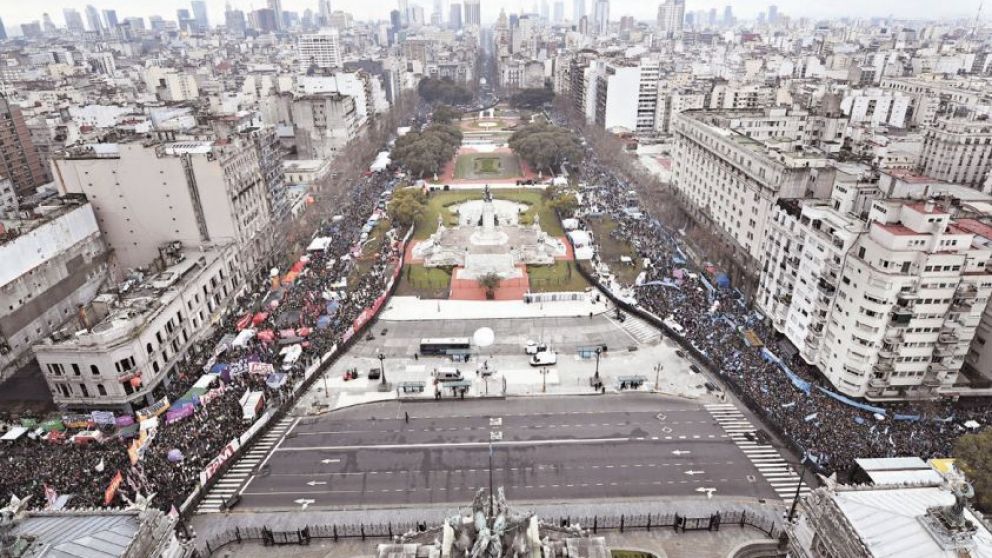 Desde temprano hubo presencia masiva a ambos costados de la Plaza de los Dos Congresos