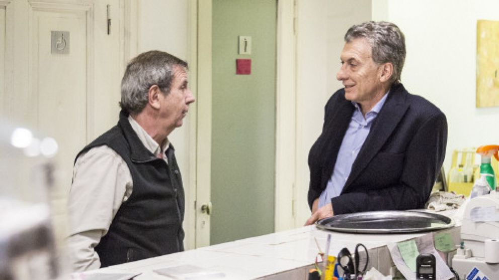 Distendido, Macri visitó al dueño de un bar, en Olivos
