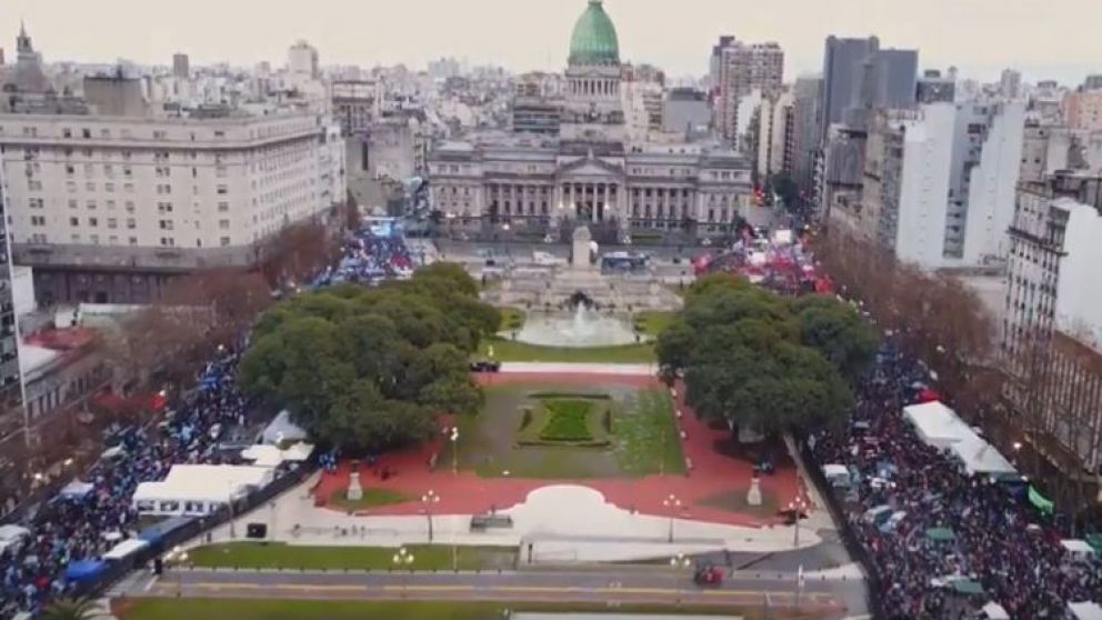 Las calles se tiñeron de verde y celeste como reflejo de una profunda división