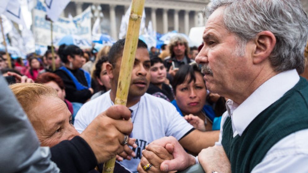 Solá se sumó a la marcha y pidió proteger el empleo