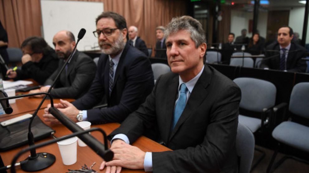 El ex funcionario escuchando su sentencia