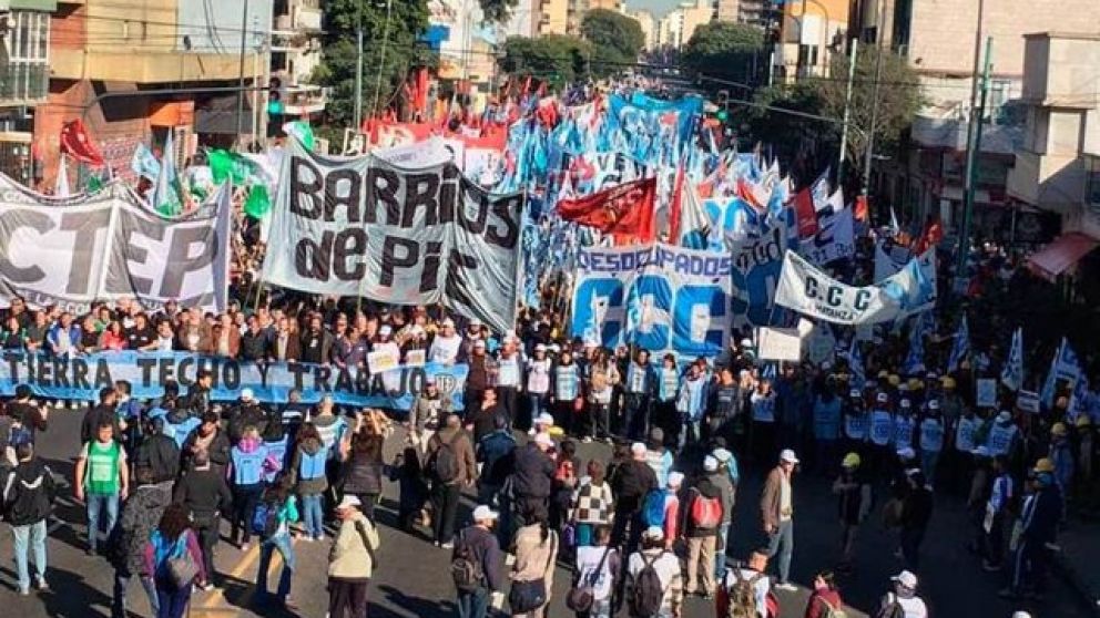 Organizaciones sociales marchan a Plaza de Mayo por "ajustes" del gobierno
