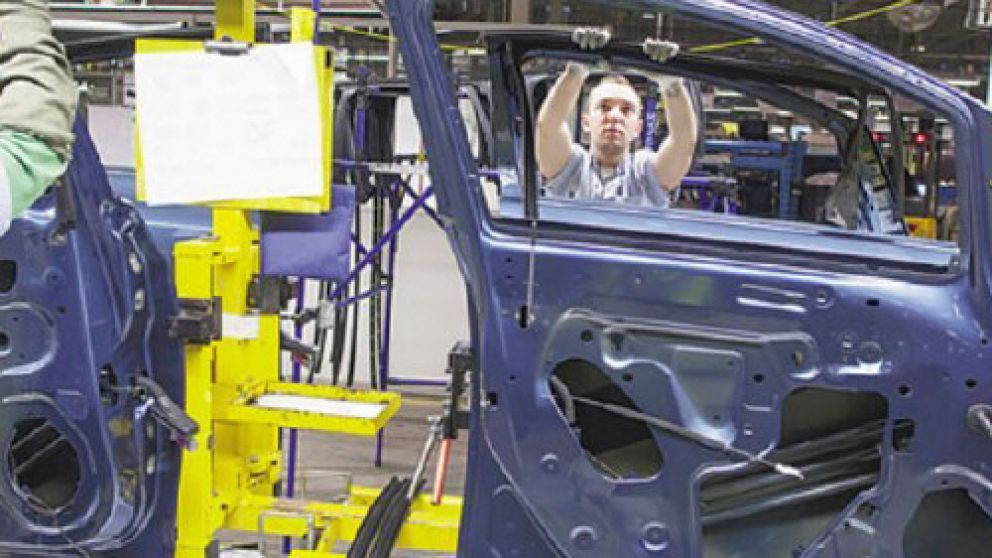 Automotrices pagan a proveedores a un dólar promedio de 23 pesos