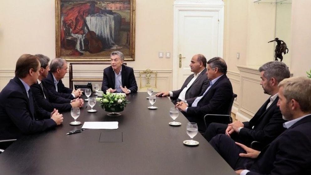 El gobierno cede ante los reclamos y suspende por 30 d�as el recorte de asignaciones