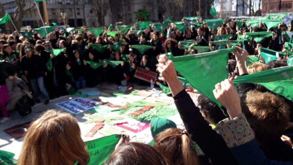 Martes verde: "Pañuelazo", debates y actividades antes de la votación del aborto