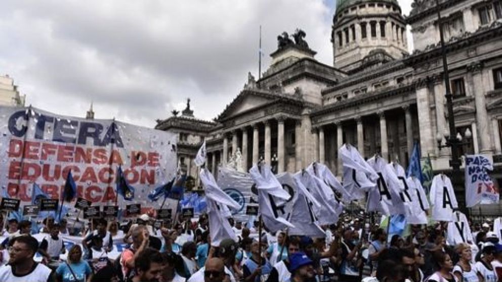Segundo día de paro: docentes marchan al Ministerio de Educación