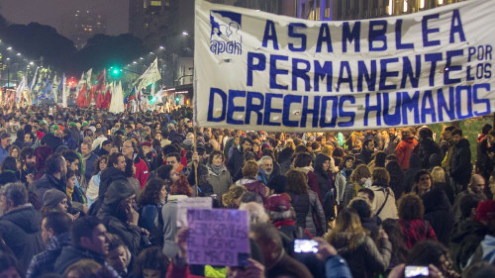 Organismos, gremios y partidos marcharon frente a Defensa