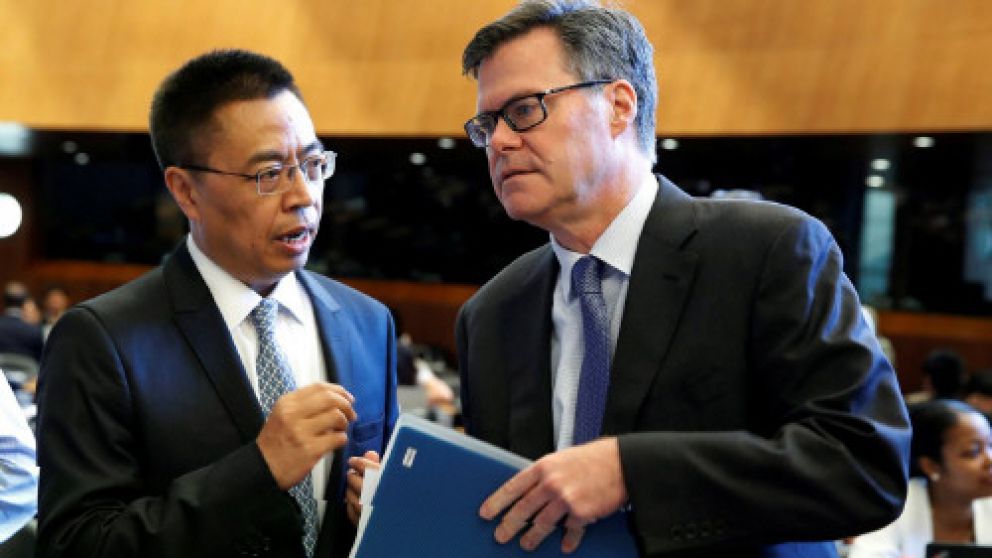 Los embajadores ante la OMC de China, Xiangchen Zhang, y de EE.UU., Dennis Shea
