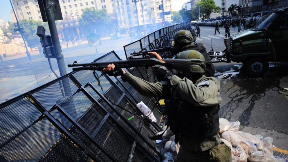 El Presidente ratificó el decreto para modificar las funciones de las FF.AA.