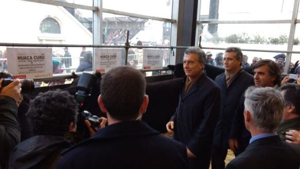 Alentado por un "Sí, se puede...", Macri recorrió la Exposición Rural