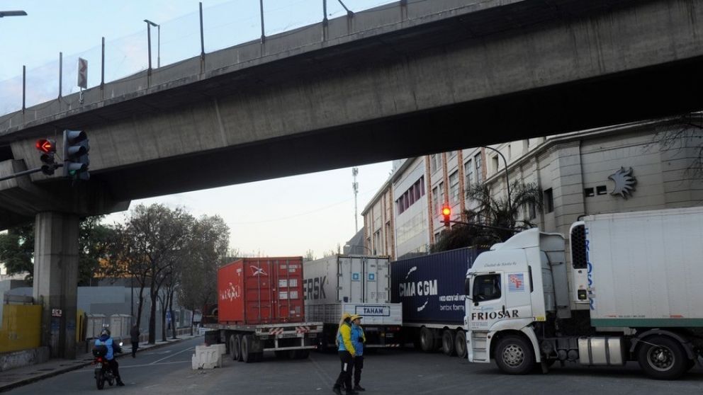 Camioneros reclaman tarifas diferenciales en peajes y combustibles