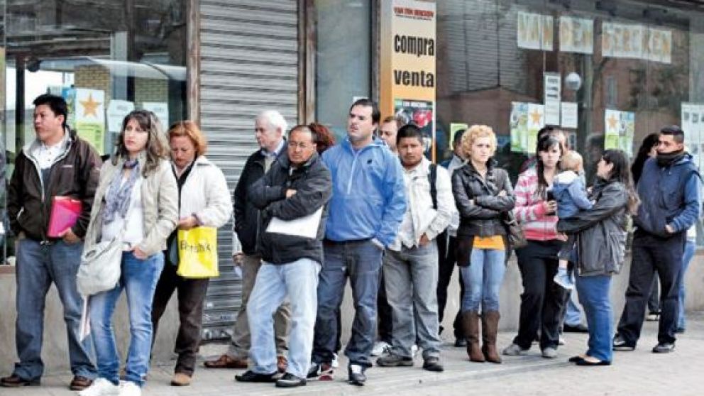 La desocupación se incrementa por goteo pero sin detenerse