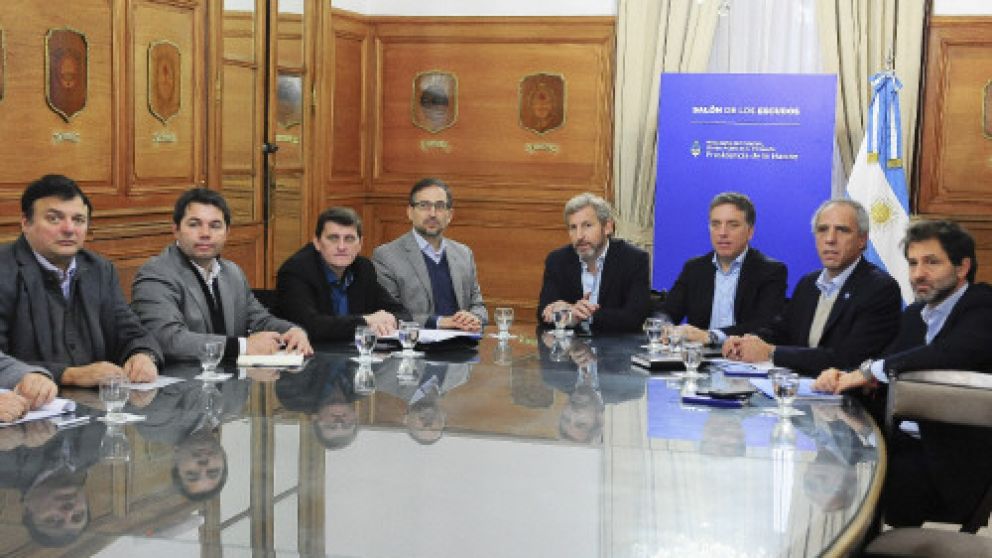 Frigerio y Dujovne recibieron, en dos tandas, a ministros de Hacienda provinciales
