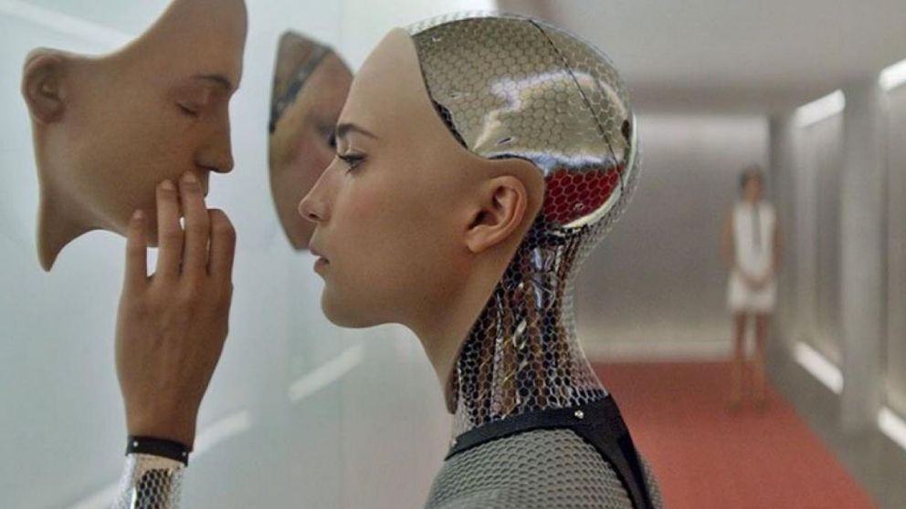 Sophia se codea con celebridades y da presentaciones con políticos como Merkel