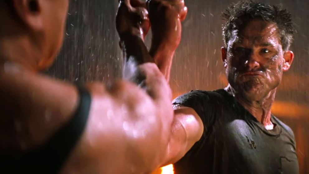 Kurt Russell es un soldado del futuro hipercondicionado desde la infancia