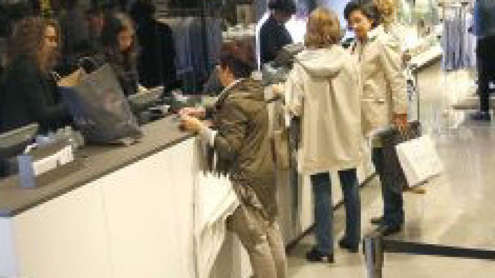 Zara se ajusta el cinturón