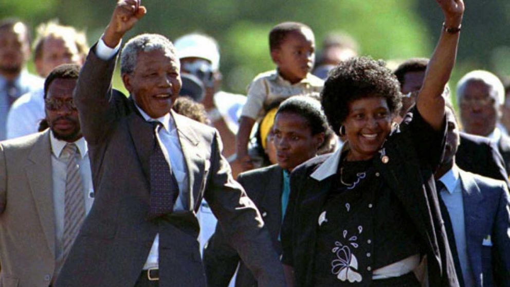Histórico: el 11 de febrero de 1990, de la mano de su esposa, Winnie, Mandela recupera la libertad
