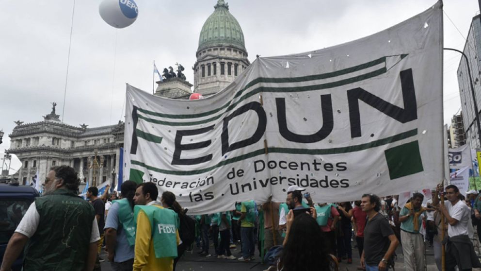 Docentes universitarios lanzan paros y no reanudan clases