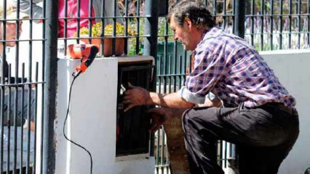 Por los tarifazos, algunos usuarios deciden “tocar” los medidores