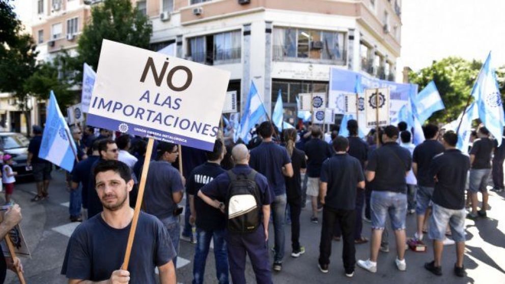 La UIA alerto que "el empleo va a seguir cayendo lentamente"