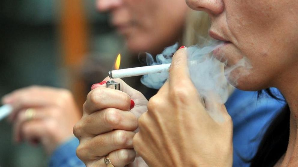 El Reino Unido dio el primer paso hacia una generación sin tabaco: la norma subirá cada año la edad mínima de compra y también abarcará vapeadores.