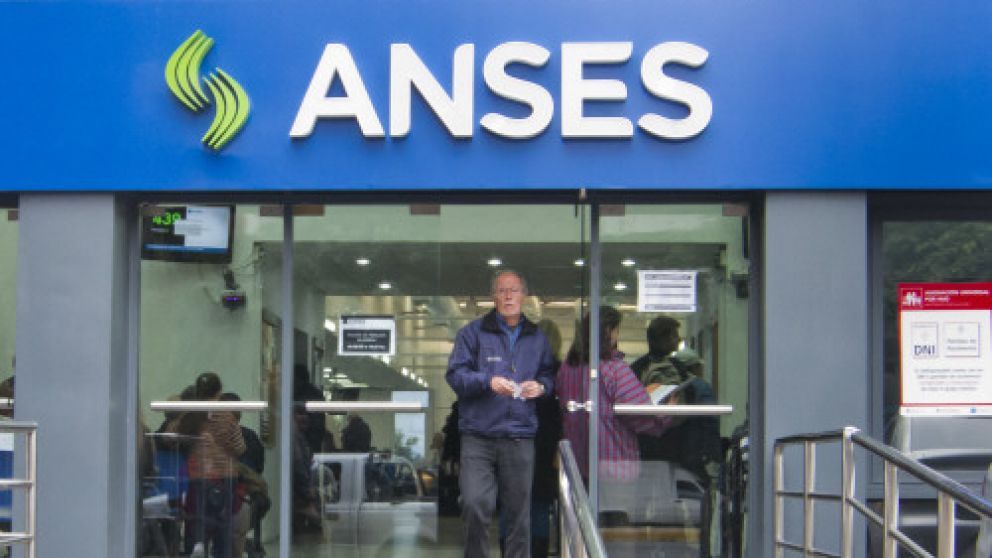 Asignaciones y jubilaciones representan el 60% del gasto primario