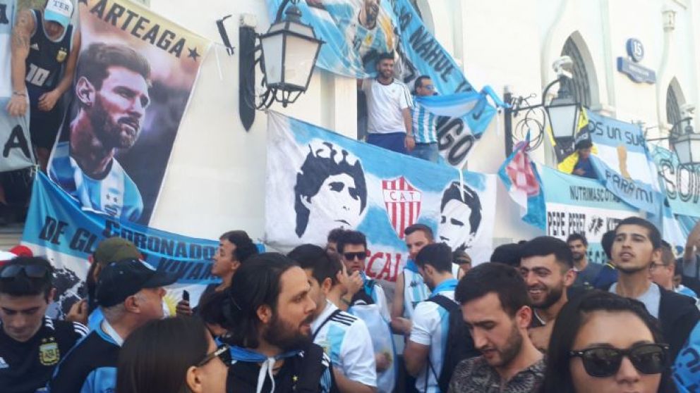 Banderazo argentino en Rusia para palpitar el debut de la Selección en el Mundial