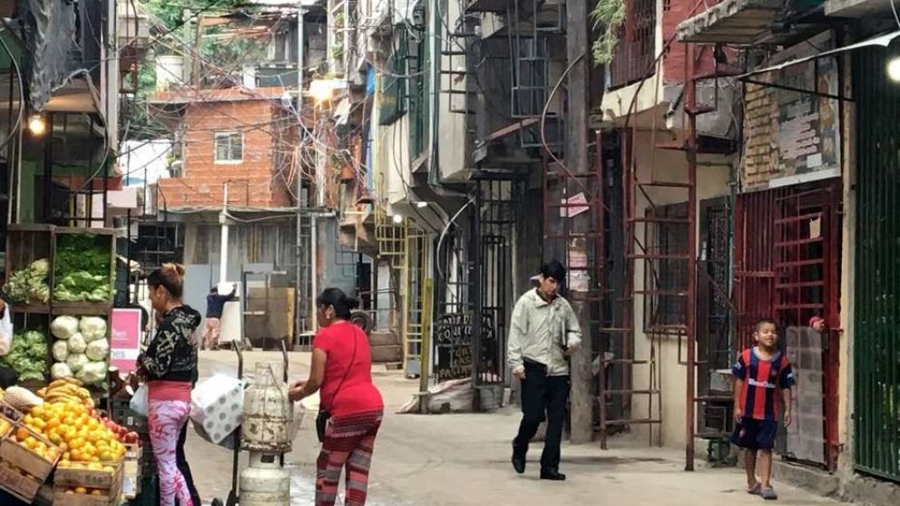La pobreza cay� a 28,2% en el segundo semestre de 2025 seg�n el INDEC, pero el IERAL y la UCA advirtieron que la inflaci�n de alimentos y el atraso salarial podr�an frenar la mejora en 2026.