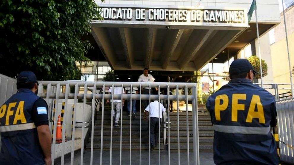 Allanan el Sindicato de Camioneros por presunta extorsión