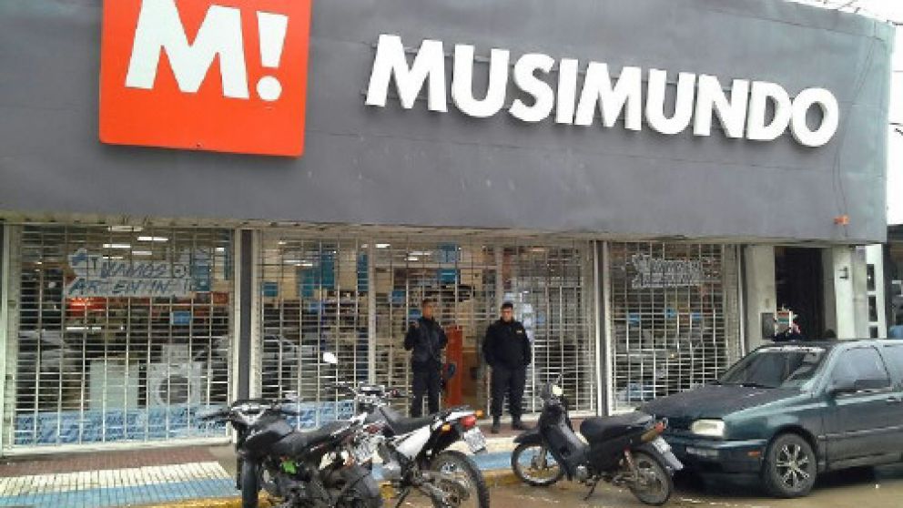 Personal de seguridad cuida que no ingresen los trabajadores
