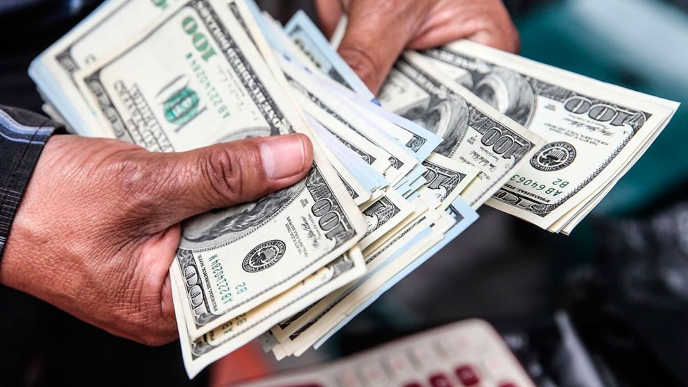 Las ventas para controlar al dólar ponen techo a la acumulación de reservas