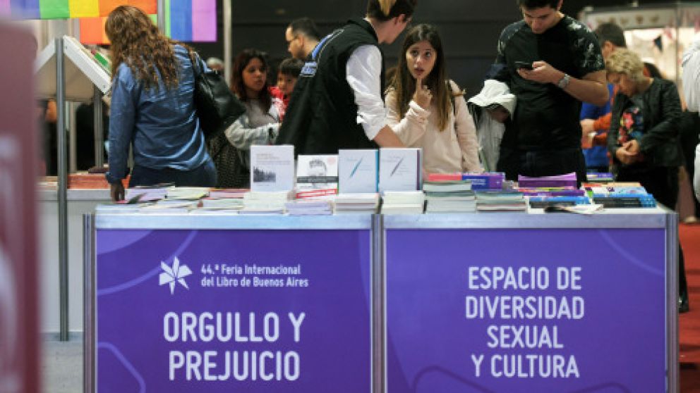 Una imagen del stand en el que hay presentaciones además de libros