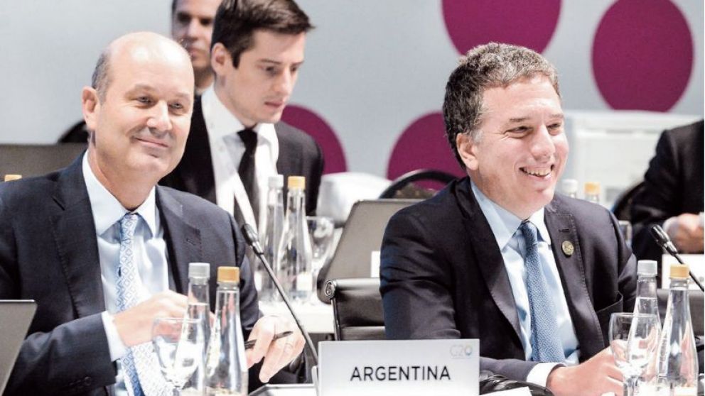 El titular del Banco Central, Federico Sturzenegger, y el ministro de Hacienda, dupla en tensión