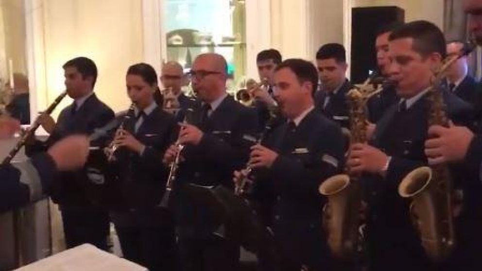 La Fuerza Aérea Argentina interpretó el himno británico y generó fuerte rechazo. (Captura).