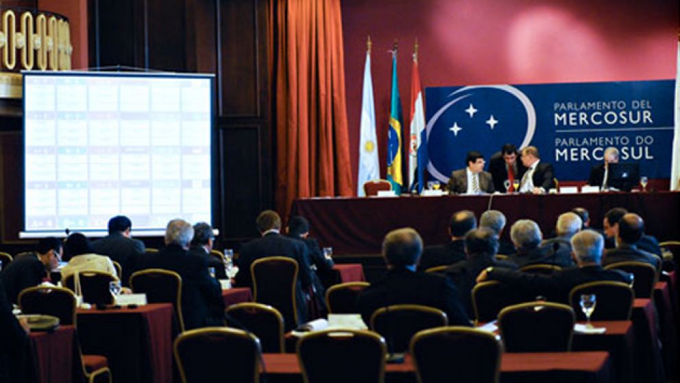 El Parlasur se propuso como "mediador para recomponer el diálogo"