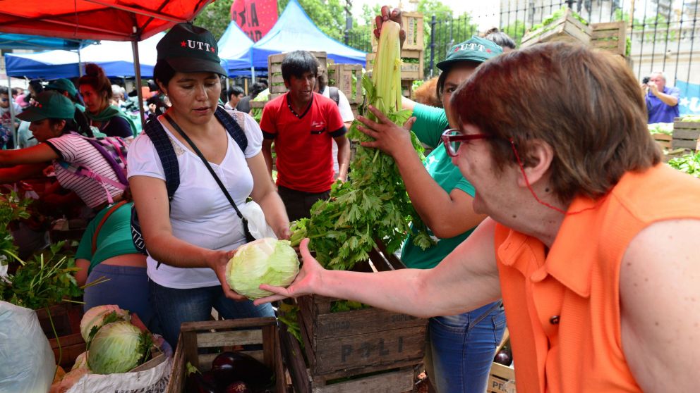 En Congreso, productores realizaron verdurazo para ayudar a los abuelos. (Adrián Sacchero - Diario Crónica)