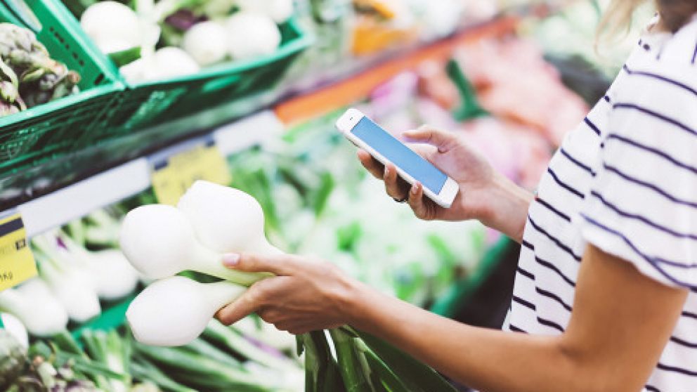 Los consumidores comparan precios en sus teléfonos móviles antes de cerrar una compra
