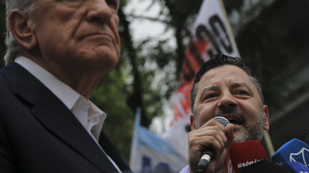 Gioja y Menéndez desafiaron la intervención en la calle Matheu