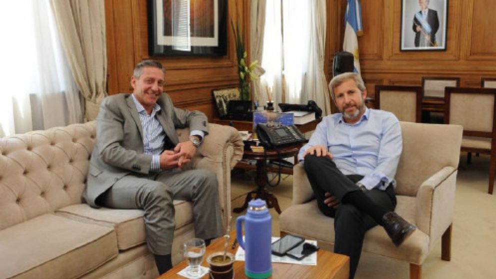Arcioni tuvo que pedir un préstamo a Frigerio para pagar salarios
