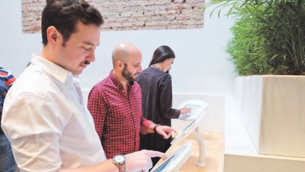 Los pedidos se realizan en una tablet y se retiran en una caja inteligente