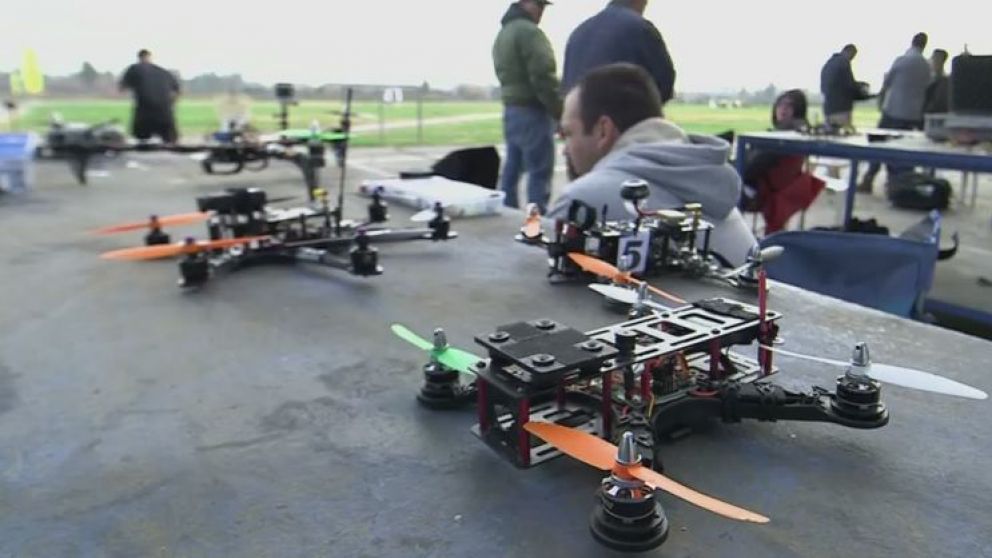 Las carreras de drones combinan la habilidad, la concentración y la adrenalina