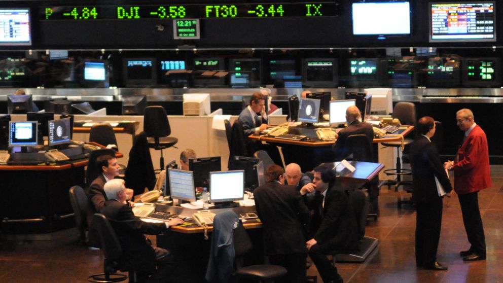 DYN09, BUENOS AIRES, 22/10/08, LA BOLSA DE COMERCIO DE BUENOS AIRES ABRIO CON FUERTES PERDIDAS DESPUES DE PERDER A LAS INVERSORAS AFJP, EL MERVAL PIERDE UN 11,5 EN LA APERTURA DE LAS COTIZACIONES. FOTO:DYN/RODOLFO PEZZONI.