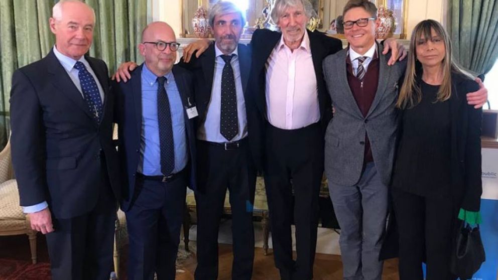 Distinguen a Roger Waters por su apoyo a la identificación de los soldados argentinos de Malvinas