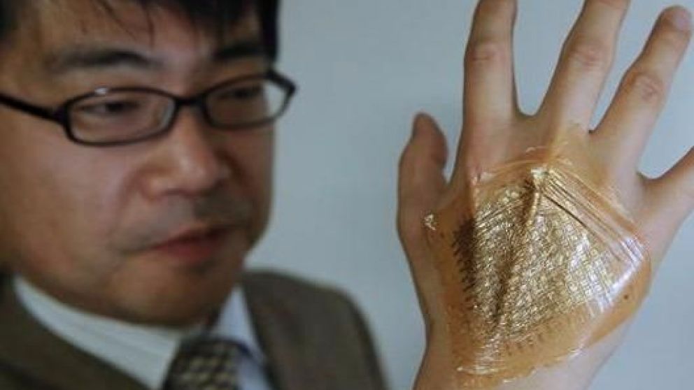 Inventan en Japón una pantalla LED ultrafina y elástica que se adhiere a la piel